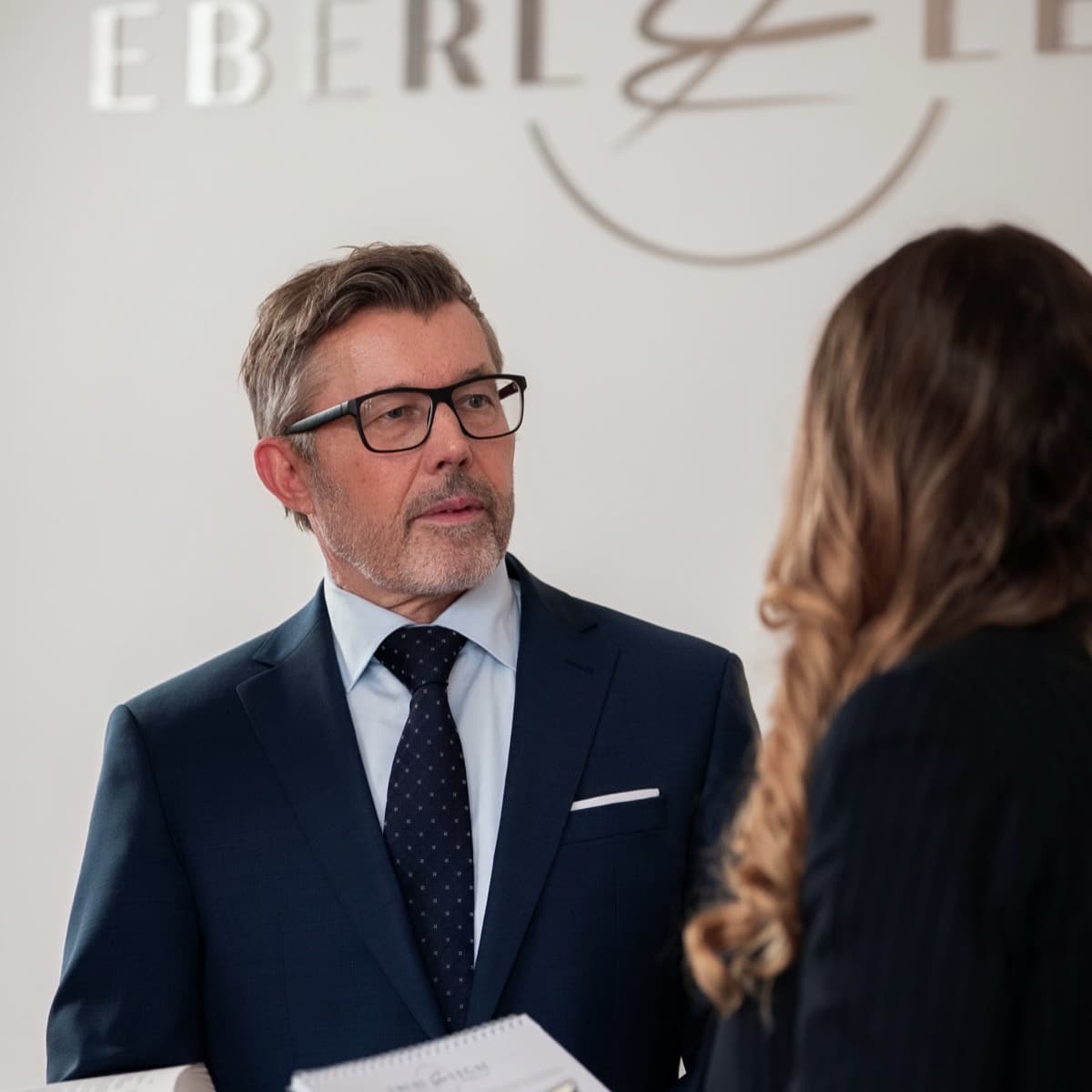Dr. Christian Eberl im Beratungsgespräch in der Kanzlei Eberl Legal in Wien
